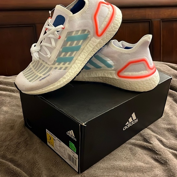 ULTRABOOST Adidas White and Blue Sneakers with Breathable Mesh - Picture 1 of 12